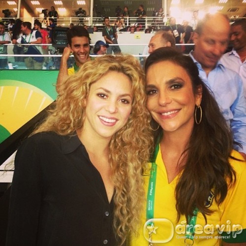 Após jogo, Ivete Sangalo e Shakira posam juntas