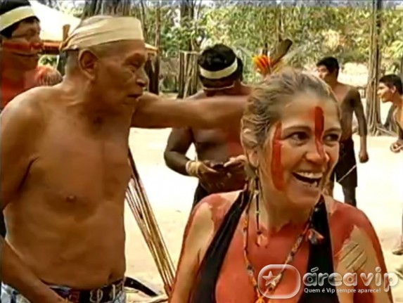 Tássia Camargo grava documentário com índios na Amazônia 