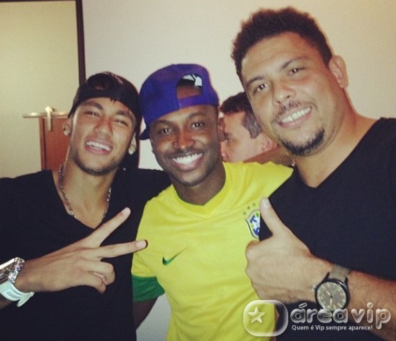Thiaguinho posa ao lado de Neymar e Ronaldo