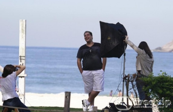 Tiago Abravanel faz sessão de fotos na praia