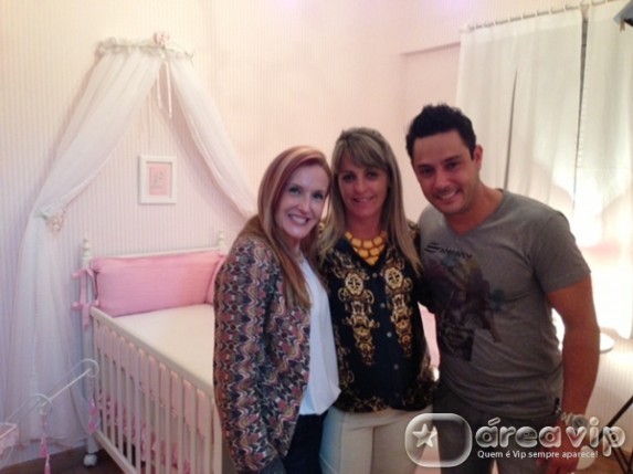 Cantor Vavá ganha o quarto de sua filha, Lara