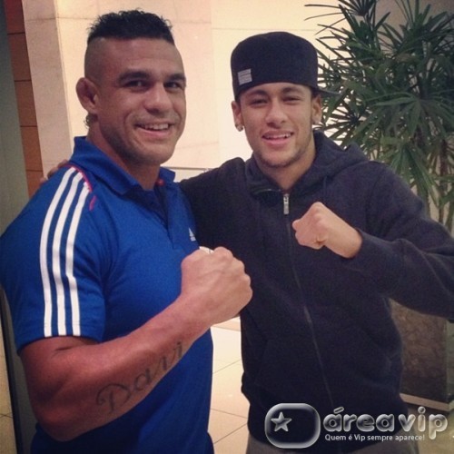 Vítor Belfort posa ao lado de Neymar