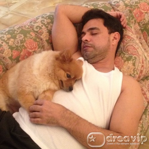 Zezé Di Camargo posta foto ao lado de sua cachorrinha