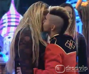 A Fazenda 6 - Yudi tenta beijar Yani