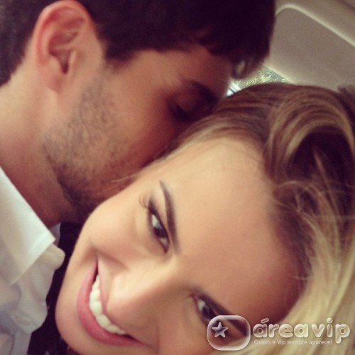 Ex-BBB Fernanda se declara para o namorado André