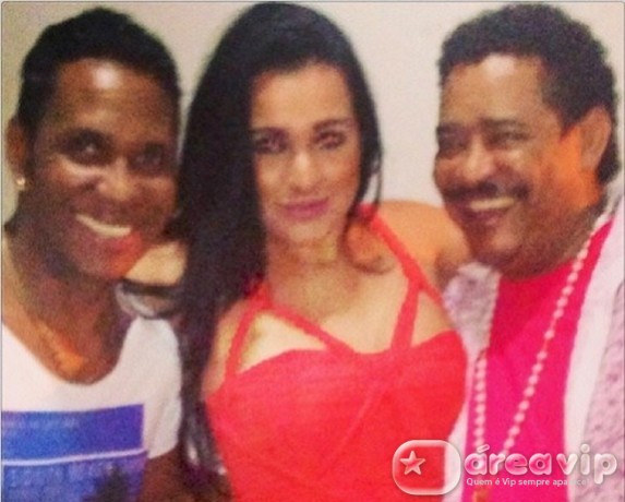 Kamyla Simioni posta fotos com Compadre Washington e Beto Jamaica do É o Tchan