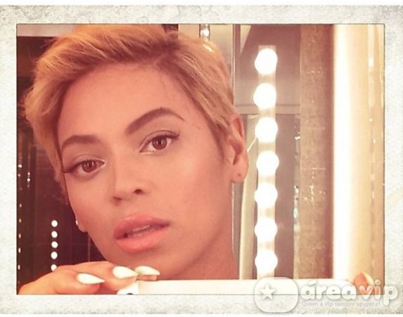 Beyoncé posta foto com cabelo curtinho
