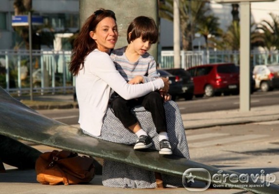 Carla Marins brinca com o filho em parquinho