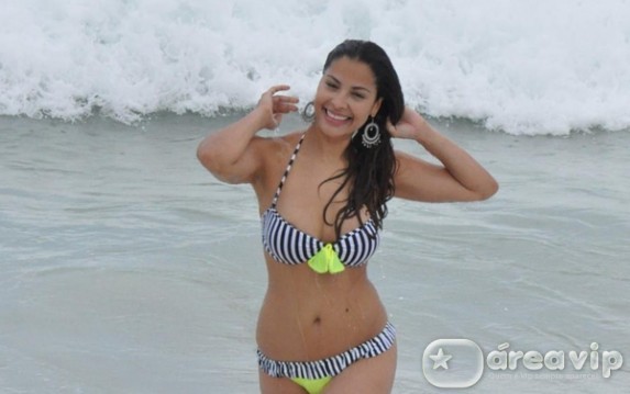 Gyselle Soares curte praia carioca