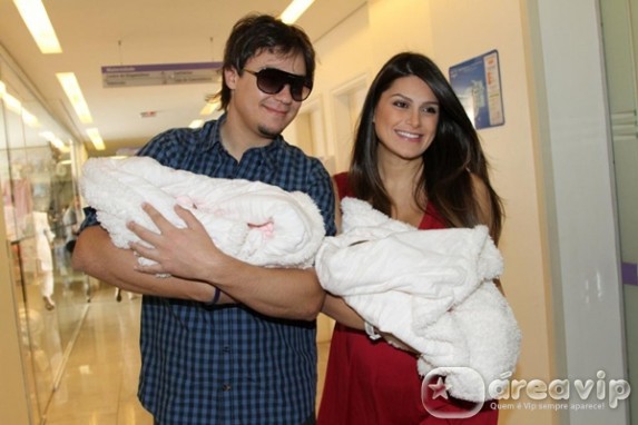 Natália Guimarães e Leandro deixam a maternidade com as gêmeas