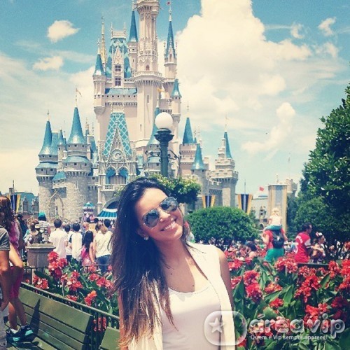 Mariana Rios curte férias na Disney