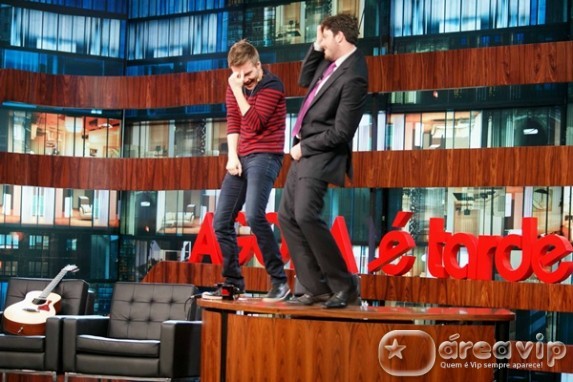 Michel Teló canta versão japonesa de ‘Ai Se Eu Te Pego’ no Agora é Tarde