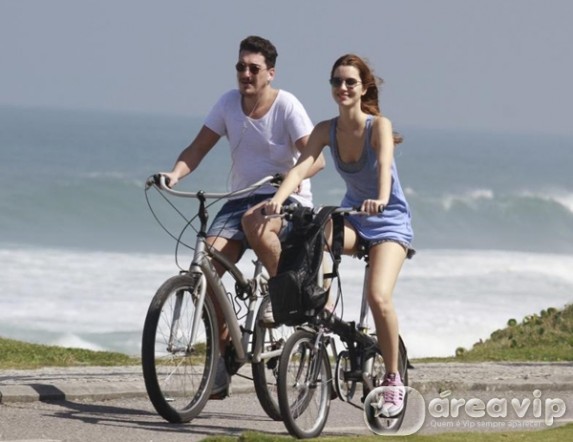Nathália Dill anda de bicicleta com o namorado no Rio