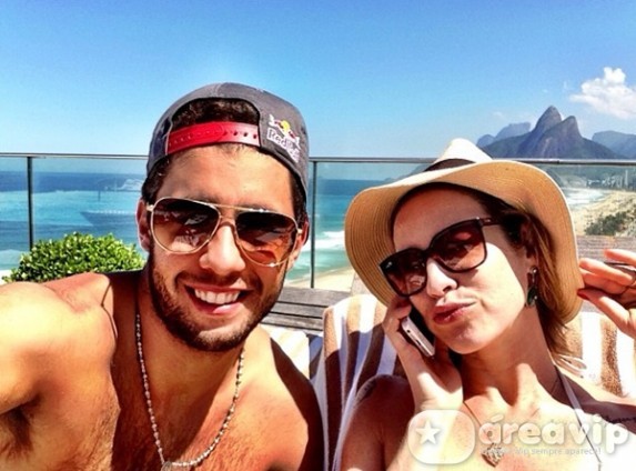 Pedro Scooby parabeniza a mulher Luana Piovani