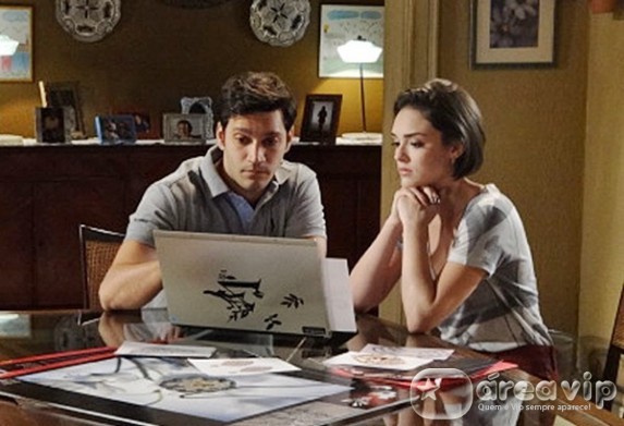 Sangue Bom - Giane analisa as fotos com Erico