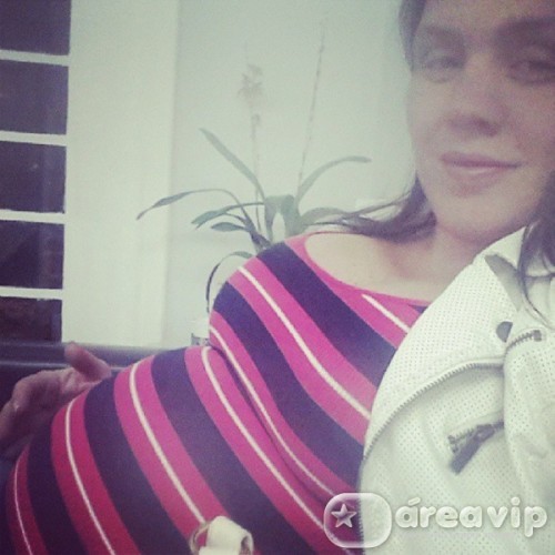 Grávida, Simony exibe seu barrigão