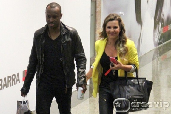 Fernanda Souza e Thiaguinho passeiam em shopping no Rio