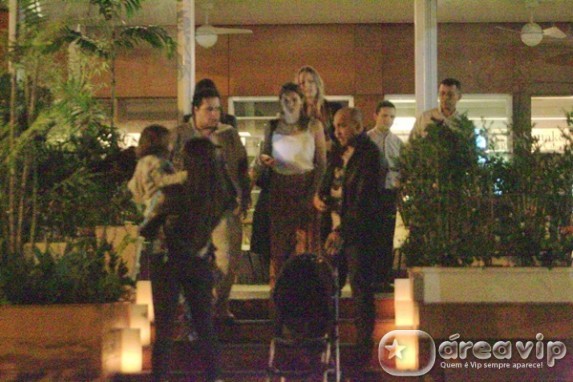 Bruna Marquezine e Tiago Abravanel jantam em restaurante japonês