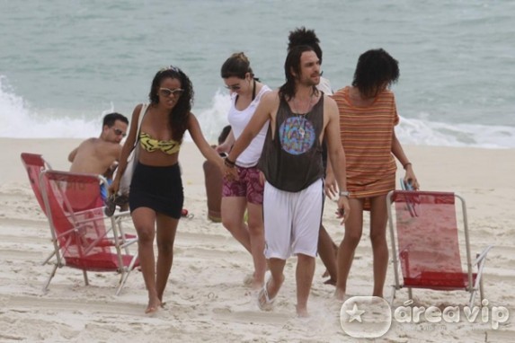 Igor Rickli, o Alberto de ‘Flor do Caribe’, curte praia a mulher