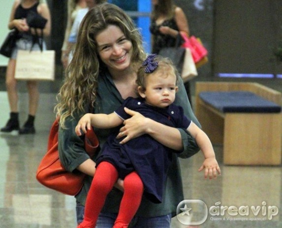 Bianca Castanho passeia com a filha em shopping do Rio