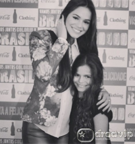 Bruna Marquezine com a irmã