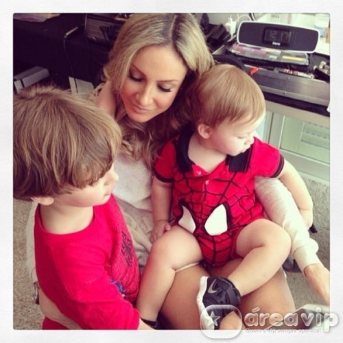Claudia Leitte posta foto com os filhos