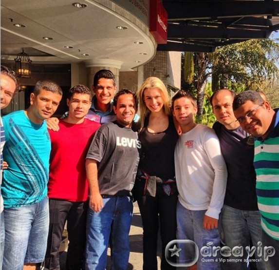 Ex-BBB Fernanda posta foto com lutadores de Taekwondo