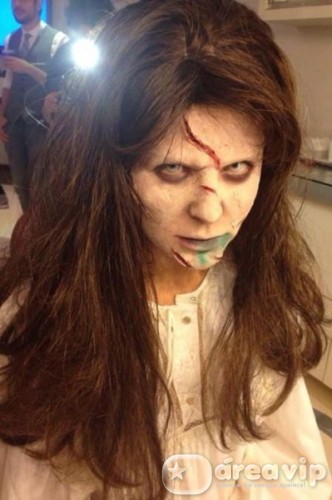 Íris Stefanelli se transforma na garota do filme ‘O Exorcista’