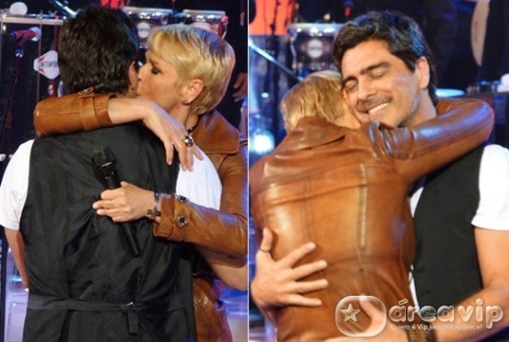 Xuxa e Junno trocam carinhos durante programa
