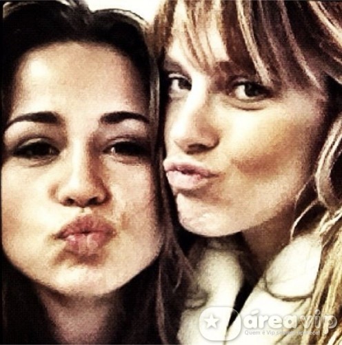 Nanda Costa parabeniza Carolina Dieckmann