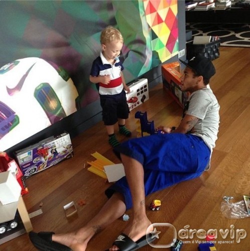 Neymar recebe a visita do filho em Barcelona
