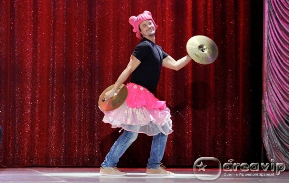 Fernanda Paes Leme e Paulinho Vilhena se divertem em circo