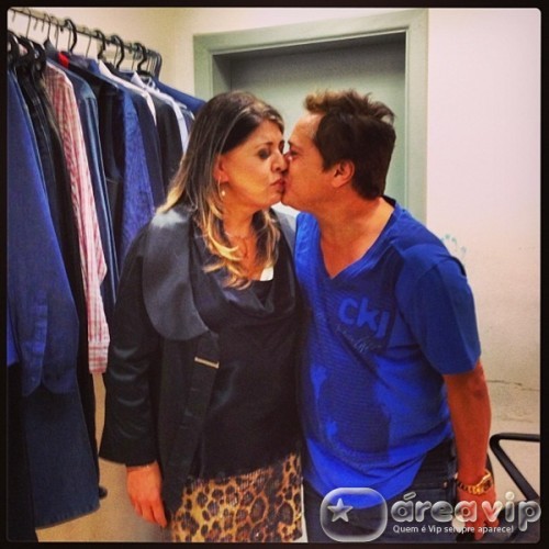 Roberta Miranda dá selinho em Leonardo
