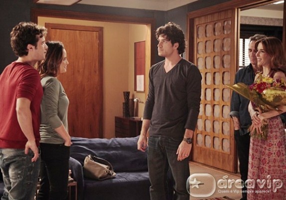 Sangue Bom - Bento fica enciumado ao ver Malu e Mauricio juntinhos