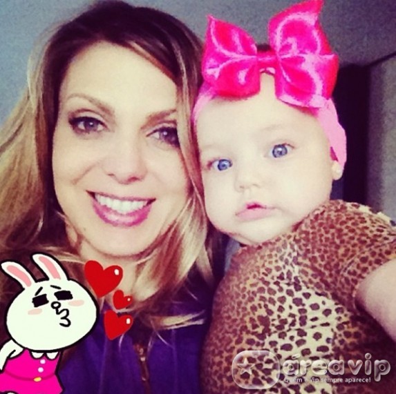 Sheila Mello comemora os seis meses da filha