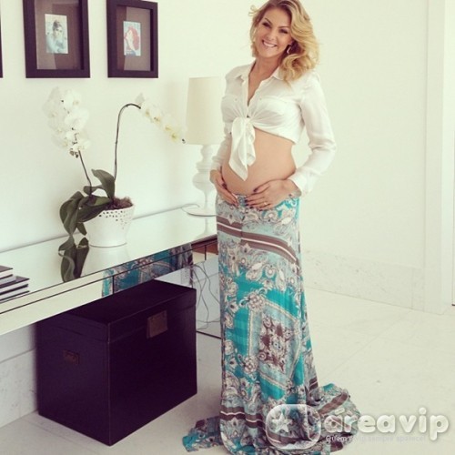 Grávida, Ana Hickmann exibe seu barrigão