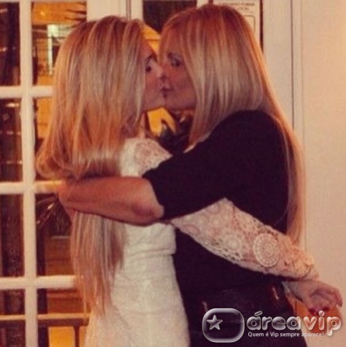 Bárbara Evans posta foto com a mãe