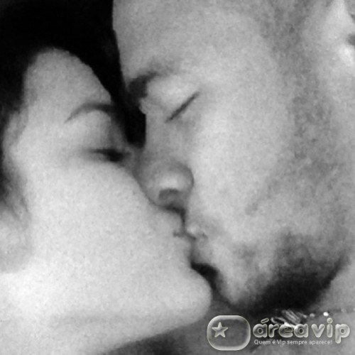 Bruna Marquezine posta foto beijando Neymar