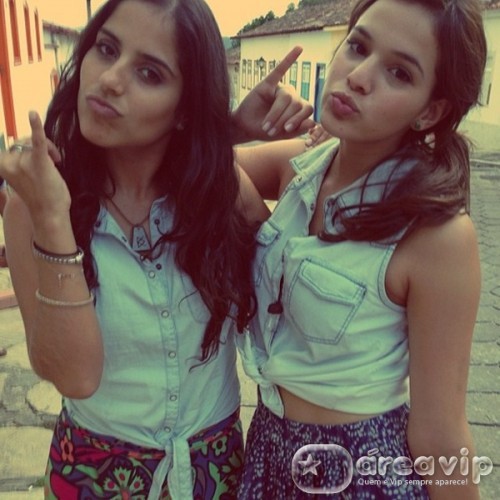 Camilla Camargo posta foto com Bruna Marquezine