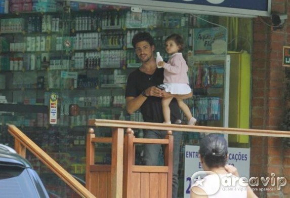 Cauã Reymond é clicado saindo de farmácia com a filha no colo