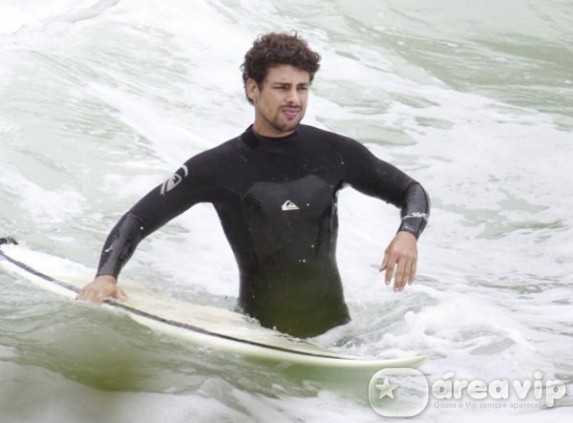 Cauã Reymond estaria namorando empresária