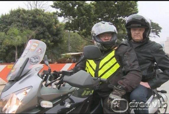 Roberto Cabrini realiza reportagem em cima de uma moto para o ‘Conexão Repórter’