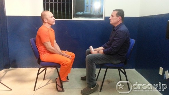 Roberto Cabrini entrevista homem acusado de assassinato e de vender salgados com carne humana