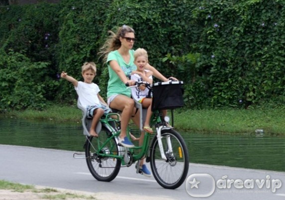 Fernanda Lima passeia de bicicleta com os filhos