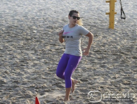 Fernanda Souza malha na praia