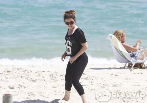 Giovanna Antonelli se exercita na praia