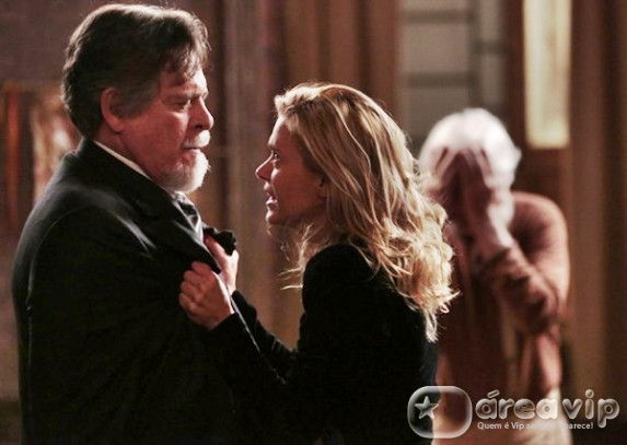 Joia Rara - Ernest fica furioso com Iolanda