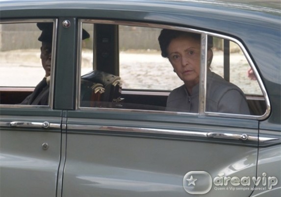 Joia Rara - Gertrude segue Iolanda