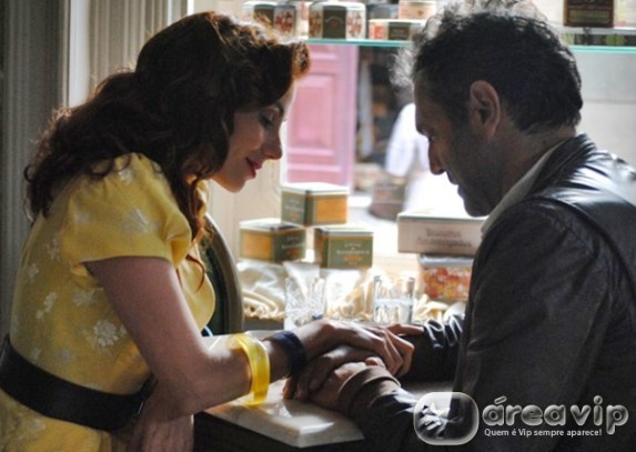 Joia Rara - Mundo decide esquecer Iolanda e pede Dalia em namoro