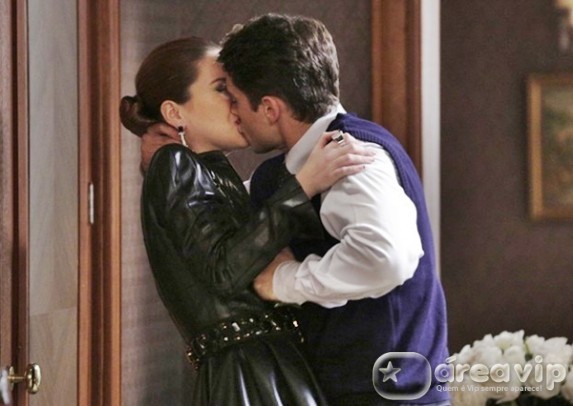 Joia Rara - Viktor beija Silvia